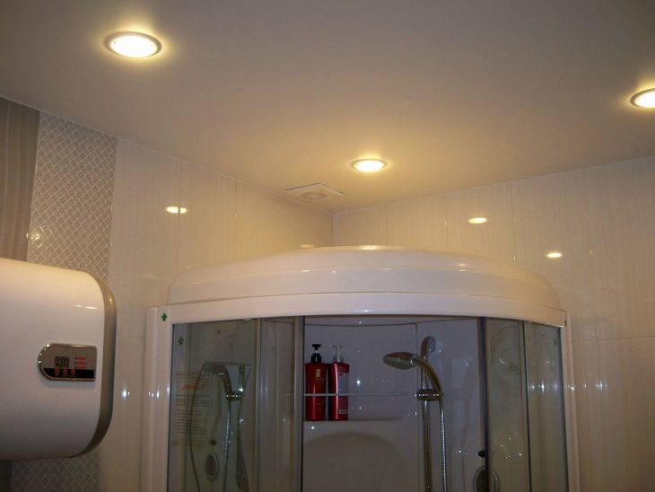 Дизайн потолка в ванной комнате