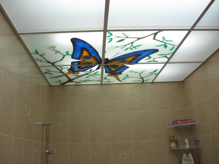 Дизайн потолка в ванной комнате