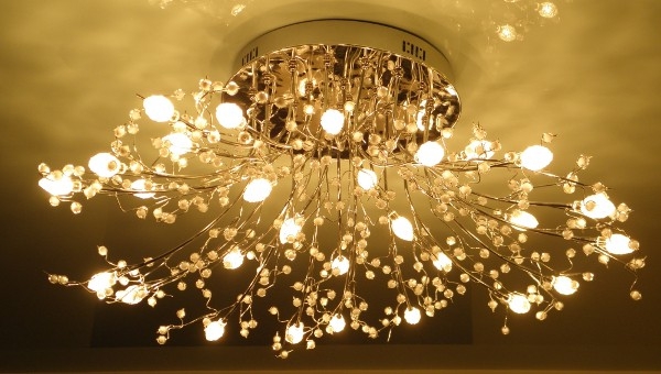 Люстры и другие светильники для гостиной в современном стиле: критерии выбора и дизайнерские советы