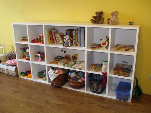 Стеллажи для игрушек в детскую комнату